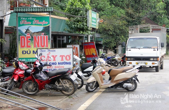 Nhiều quán ăn ở thị trấn Cọn Cuông lấn chiếm vỉa hè để kinh doanh. Ảnh tư liệu