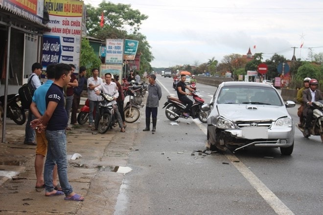 Vụ tai nạn xảy ra lúc ngày 21/3, trên quốc lộ 1A đoạn qua địa phận thôn 10, xã Cẩm Trung, huyện Cẩm Xuyên, Hà Tĩnh. Ảnh: Phạm Trường