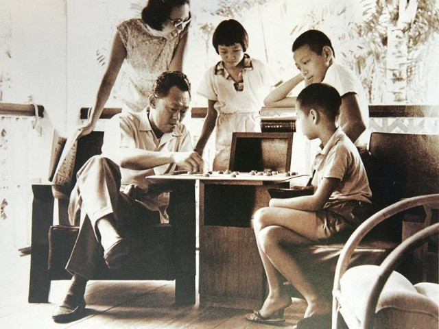 Ông Lý Quang Diệu cùng con trai và các thành viên trong gia đình chơi cờ tướng tại vườn nhà năm 1965.