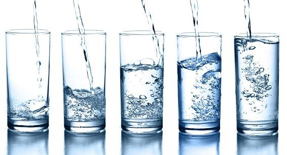 2 lít nước mỗi ngày cho mỗi người để đảm bảo sức khỏe. Ảnh: Internet