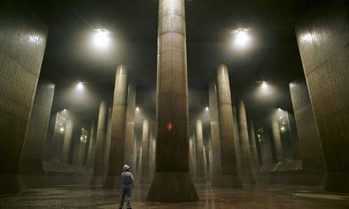 Một hệ thống thoát nước ngầm khổng lồ tại Nhật Bản, gồm 59 cột bê tông cốt thép, mỗi cột có thể đỡ được 500 tấn trọng lượng trần nhà.