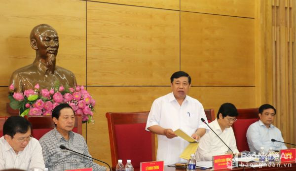 Đồng chí Chủ tịch UBND tỉnh Nguyễn Xuân Đường chủ trì và phát biểu tại cuộc họp. Ảnh: Mỹ Hà