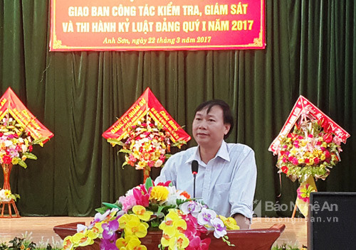 Đồng chí Nguyễn Khắc Xuân - Chủ nhiệm UBKT Huyện ủy Anh Sơn phát biểu khai mạc hội nghị. Ảnh: Hoài Chung