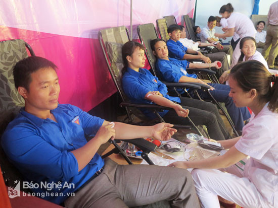 Ngày hội hiến máu tại Đô Lương có rất nhiều đoàn viên thanh niên tham gia. Ảnh: Lê Ngọc Phương