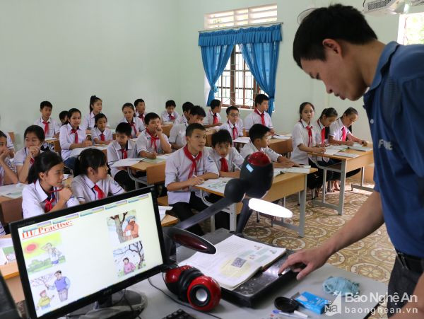 Giờ học ngoại ngữ của học sinh Trường THCS Trà Lân - Con Cuông. Ảnh: Mỹ Hà