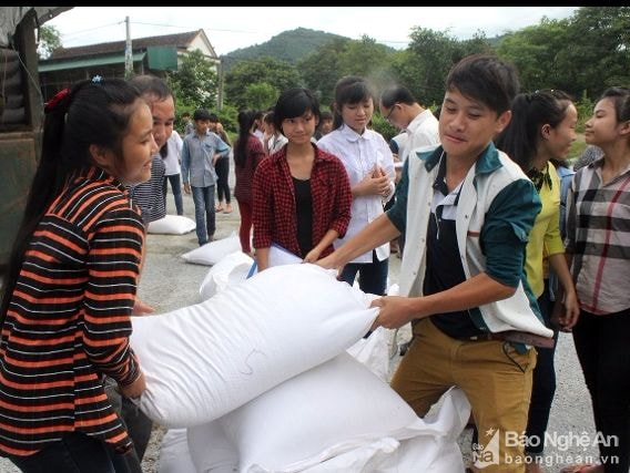 Học sinh nhận gạo hỗ trợ. Ảnh tư liệu