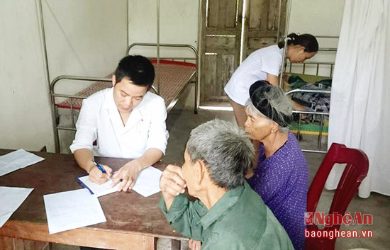 Câu lạc bộ thầy thuốc trẻ bệnh viện Đa khoa huyện Nghi Lộc và câu lạc bộ thầy thuốc bệnh viện Lao và Bệnh phổi Nghệ An khám và cấp thuốc miễn phí cho người nghèo, trẻ em khuyết tật và đối tượng chính sách.