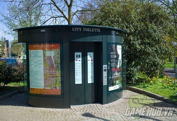 Quảng cáo ở bên ngoài tường nhà vệ sinh công cộng ở Đức.