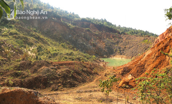 Khu vực khai thác quặng thiếc của Công ty TNHH Ngọc Sáng nằm ngay trên bản Piêng Lôm. Bởi bị đào xới tan hoang, tại nhiều mái núi xuất hiện những chiếc ao nhân tạo... Ảnh Tuấn Đường.