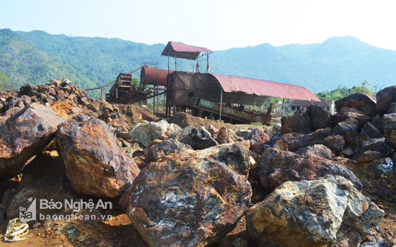 Tại khu vực này, còn khá nhiều quặng sắt chưa được doanh nghiệp xay nghiền, sàng tuyển. Ảnh Nhật Lân