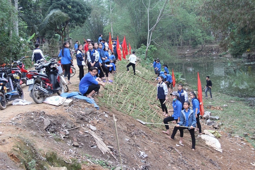 ĐVTN xã Thạch Sơn (Anh Sơn) tu sửa đường giao thông nông thôn