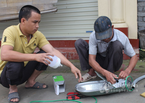 Nhân dân dọc hai bên tuyến đường liên ở Quỳnh Hưng tự nguyện đóng góp trên 100 triệu đồng xây dựng hệ thống điện chiếu sáng