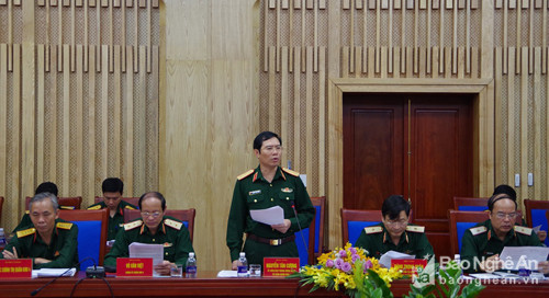 Trung tướng Nguyễn Tân Cương, Tư lệnh Quân khu 4 kết luận nội dung buổi làm việc. Ảnh: Phong Quang