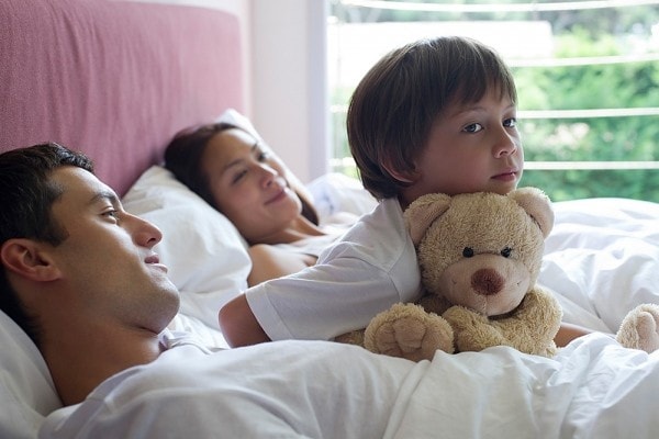 Cho con ngủ chung giường là thói quen hầu hết bô mẹ Việt đều mắc phải. Ảnh: Internet