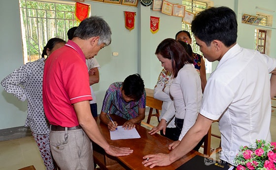 Các hộ dân thuộc xóm Bãi Kè, xã Đồng Hợp ký vào biên bản cuộc họp thống nhất phương án chia đất 