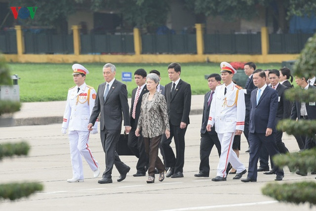 Sáng 23/3, Thủ tướng Singapore Lý Hiển Long đã tới đặt vòng hoa và vào Lăng viếng Chủ tịch Hồ Chí Minh, trong khuôn khổ các hoạt động tại Việt Nam.