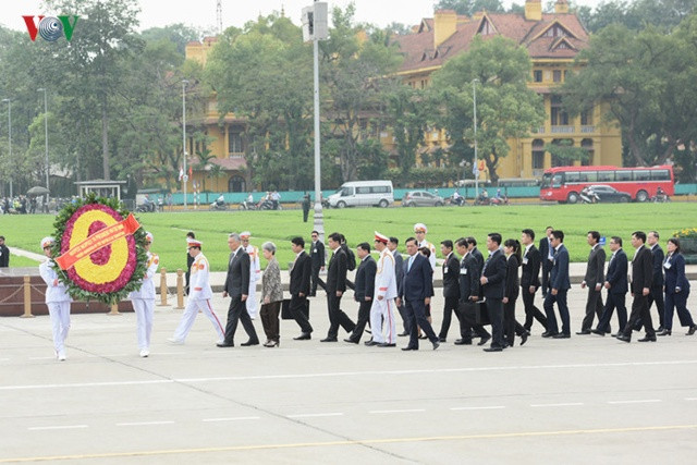 Đúng 8h50, Thủ tướng Lý Hiển Long cùng Đoàn đại biểu Singapore đã tới Quảng trường Ba Đình để đặt vòng hoa và viếng Chủ tịch Hồ Chí Minh.
