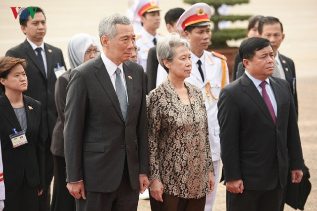 Thủ tướng Lý Hiển Long cùng Phu nhân và Đoàn đại biểu đặt vòng hoa tưởng nhớ Chủ tịch Hồ Chí Minh.