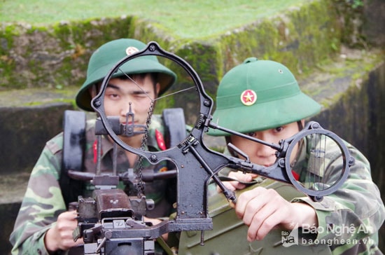 Tuổi trẻ Tiểu đoàn Hỗn hợp Đảo mắt tăng cường huấn luyện với phương châm “ngắm trúng, bắn giỏi” kế thừa, phát huy truyền thống hào hùng của Tiểu đoàn. Ảnh: Trọng Kiên