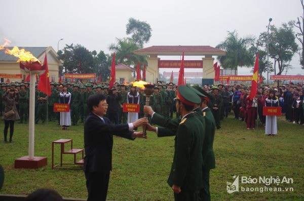 Đồng chí Bùi Đình Long - Tỉnh ủy viên, Bí thư Huyện ủy Nam Đàn trao ngọn lửa truyền thống trong ngày hội tòng quân năm 2017.