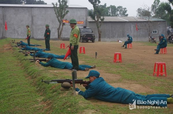 Huyện đội Nam đan huấn luyện dân quân tự vệ.