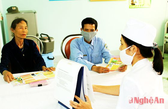 Tuyên truyền cho người dân về bệnh lao tại trạm y tế xã