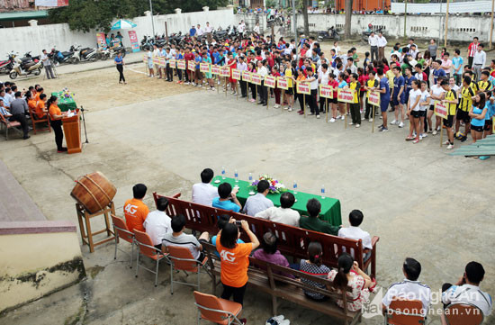Đông đảo đại biểu, vận động viên và diễn viên quần chúng tham dự Lễ khai mạc Ngày hội Văn hóa - thể thao các dân tộc huyện Con Cuông lần thứ 25.