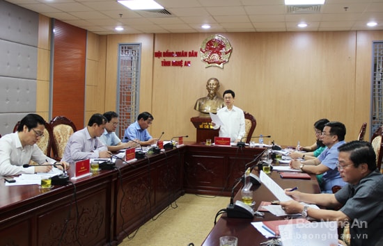 Đồng chí Nguyễn Xuân Sơn - Phó Bí thư Thường trực Tỉnh ủy, Chủ tịch HĐND tỉnh chủ trì cuộc họp