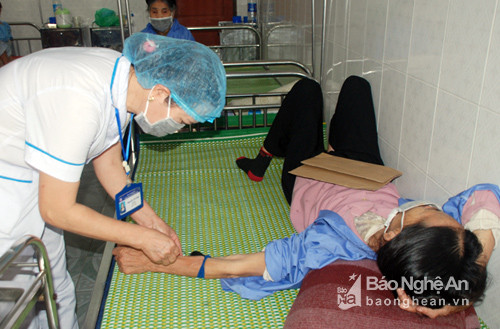 Chăm sóc sức khỏe cho bênh nhân lao ở Bệnh viện Lao và bệnh phổi Nghệ An. Ảnh: Thúy Hiền.