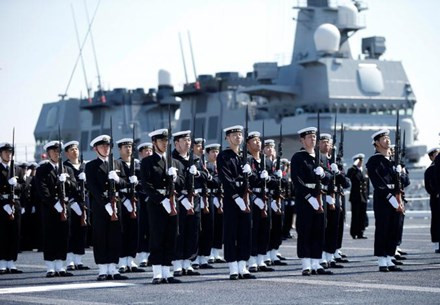 Các thành viên của Lực lượng phòng vệ biển Nhật Bản trong lễ tiếp nhận tàu Kaga (Ảnh: Reuters)