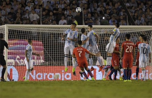 Sanchez làm rung xà ngang Argentina bằng cú sút phạt hàng rào.