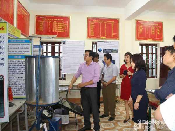 Thầy giáo Nguyễn Đình Hòa giới thiệu về sản phẩm đạt giải tại cuộc thi Khoa học kỹ thuật cấp quốc gia năm học 2016 - 2017. Ảnh: Mỹ Hà