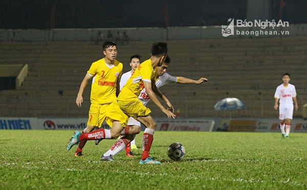 Ý đồ có được 1 điểm trước U19 Hà Nội của U19 SLNA đã hoàn toàn phá sản vì sự mất tập trung của hàng phòng ngự những phút đầu hiệp 2 - Ảnh: Trung Kiên.