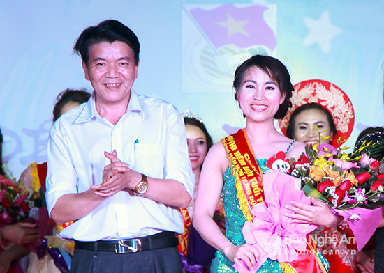 Thí sinh Nguyễn Thị Hà Thủy được trao giải Nhất cuộc thi. Ảnh Sách Nguyễn