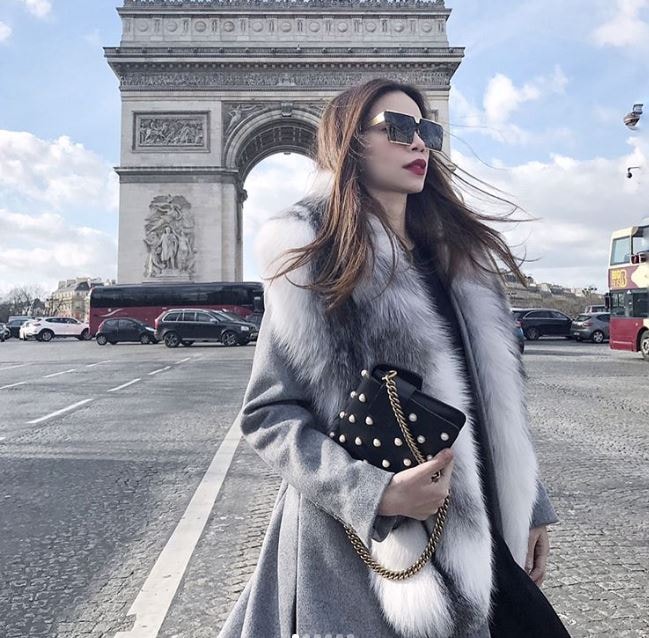 Xuất hiện tại Tuần lễ thời trang Paris 2017, Hà Hồ đắng cấp với áo khoác lông và túi Gucci, và đương nhiên món phụ kiện thu hút sự chú ý tiếp tục là thiết kế kính mắt 