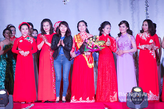 Giải Tài năng được trao cho thí sinh Nguyễn Phương Thảo - Tổ phục vụ. Ảnh: Sách Nguyễn
