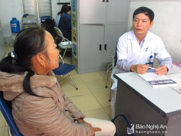 BS CKII Nguyễn Văn Sơn- Trưởng khoa Nhiệt đới Bệnh viện Sản - Nhi Nghệ An tư vấn cho người nhà bệnh nhân. 