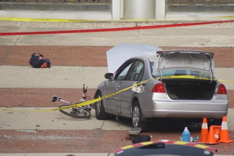Ngày 28/11/2016, tên Abdul Razak Ali Artan, một sinh viên Đại học bang Ohio đã lao ô tô vào một nhóm người đi bộ trong khuôn viên trường. Hắn ra khỏi xe và đâm người đi bộ bằng dao. Một lát sau, hắn bị cảnh sát bắn chết sau khi không chịu dừng xe. Vụ việc khiến 11 người bị thương.