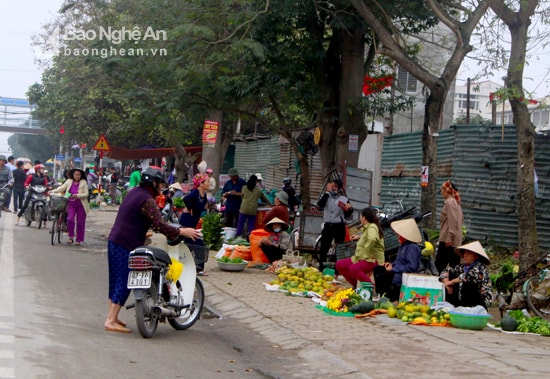 Chợ cóc lấn chiếm vỉa. Ảnh Quang An 