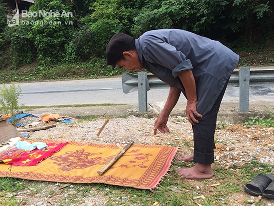 Ngoài gieo quẻ bằng cách thả gạo và cắm kiếm vào bát gạo thì người Thái còn gieo quẻ bằng 2 thanh nứa (2 thanh nứa này phải lấy từ 2 cây nứa khác nhau) và một que gỗ. 