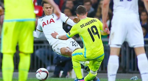 dele-alli-tra-gia-dat-cho-cu-dap-vao-dau-goi-cua-doi-thu