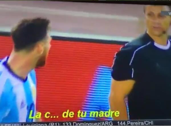 Messi đã văng tục với trợ lý trọng tài.