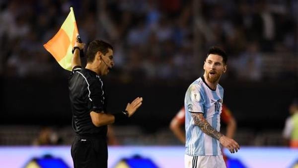 Hình ảnh xấu xí của Messi đã lọt vào máy thu hình.