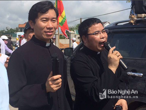Nguyễn Đình Thục và Đặng Hữu Nam đứng giữa đường dùng loa kích động người dân đi khiếu kiện
