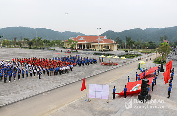 Toàn cảnh buổi lễ kết nạp tại Khu di tích lịch sử Truông Bồn. Ảnh: Hữu Hoàn.