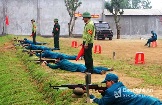 Cán bộ, chiến sỹ Huyện đội Nam Đàn huấn luyện lực lượng dân quân tự vệ các xã, thị trấn.  
