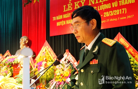 Đại tá Trần Văn Hùng phát biểu chúc mừng lực lượng vũ trang huyện Nam Đàn.