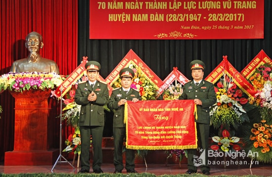 Đại tá Trần Văn Hùng trao bức trướng của UBND tỉnh cho lãnh đạo BCH Quân sự huyện Nam Đàn.