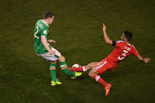 Neil Taylor có pha vào bóng vô cùng quyết liệt với Coleman.