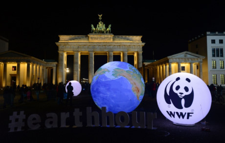 Một quả địa cầu được thắp sáng trước cổng Brandenburger ở Berlin trước chiến dịch nhân thức về thay đổi khí hậu toàn cầu-Giờ Trái Đất. Ảnh: Mirror)